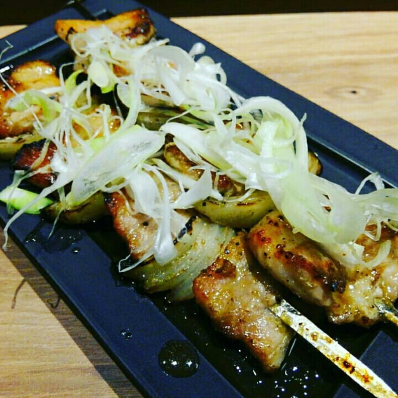 紅あぐー豚大串焼き九条葱塩タレ串焼き～白葱のせ～(すき焼き串焼 北斗 GEMSなんば店)