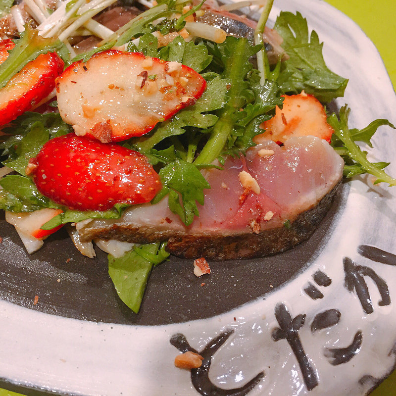 炙りしめ鯖といちごのサラダ(立呑み とだか)