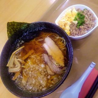 支那そば＆ミニそぼろ丼(陸奥屋 （ミチノクヤ）)