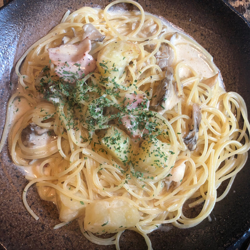 舞茸とジャガイモのクリームソース(PASTA&BAR DARK-HORSE)