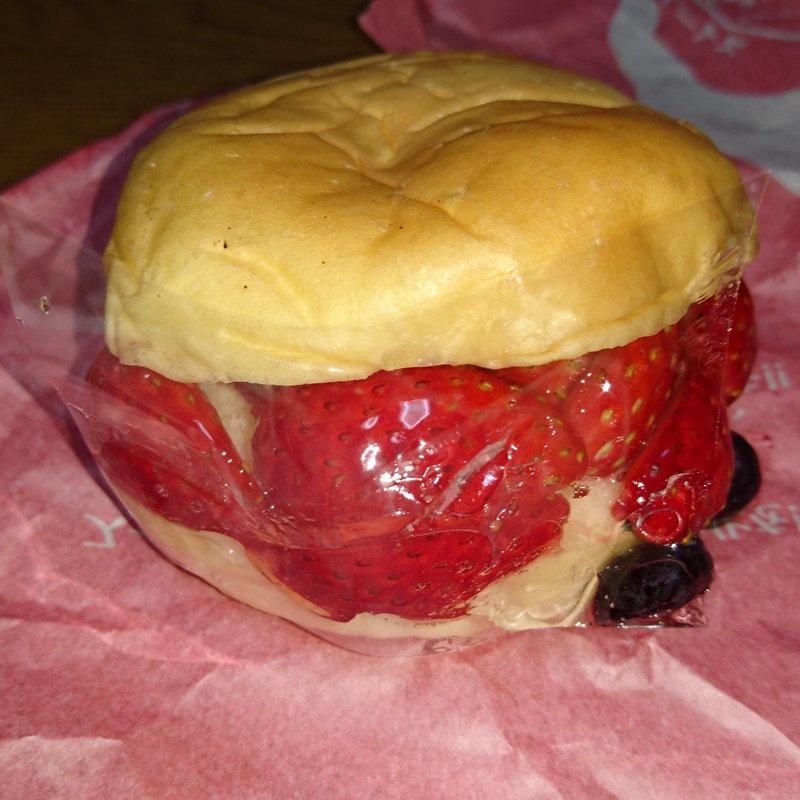 どまんなかいちごバーガー(道の駅どまんなか たぬま )