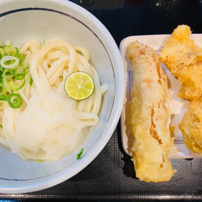 冷し とり天ちくわ天ぶっかけうどん(おにやんま 日暮里店)