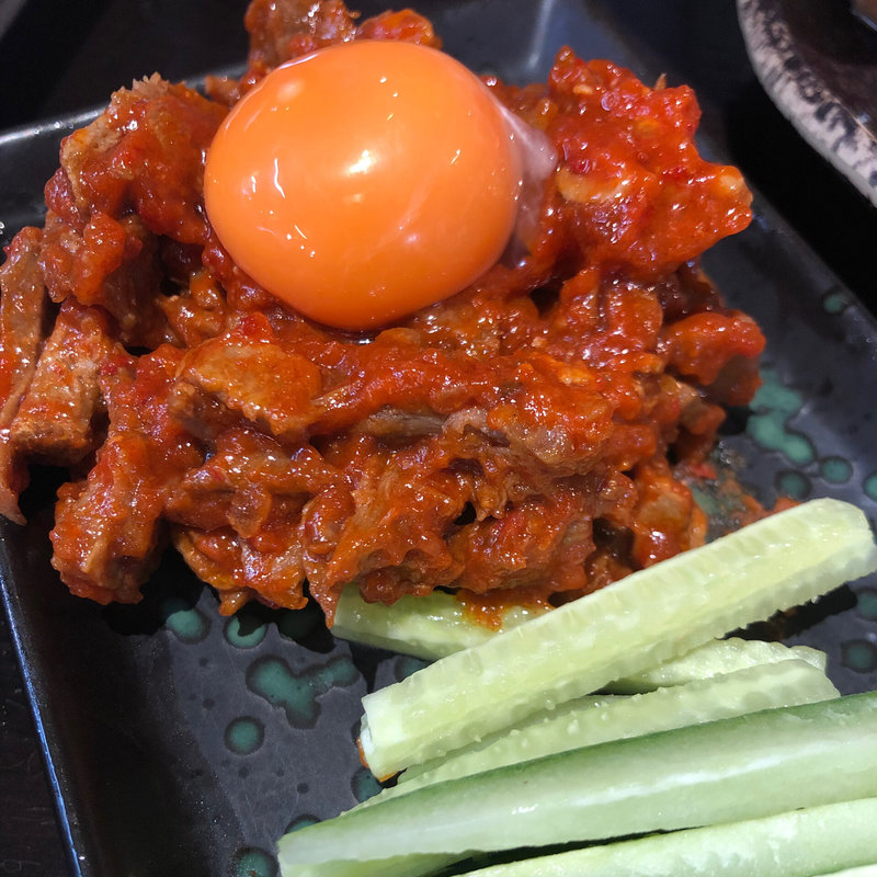 ほぐし牛の辛味噌牛タンユッケ(たんや善治郎 仙台駅前本店)