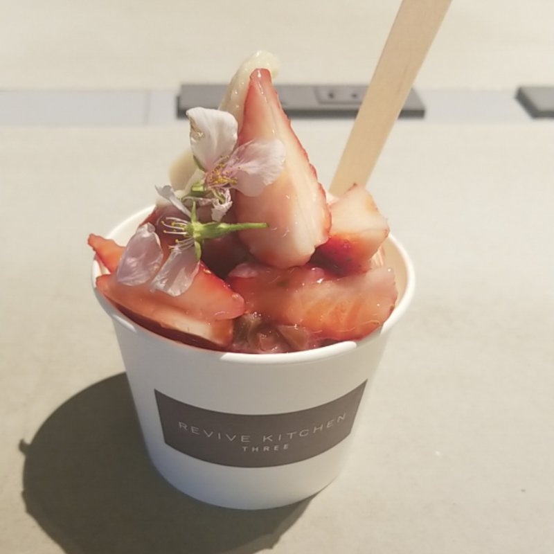 ライスミルクソフトクリーム桜&ストロベリー(REVIVE KITCHEN THREE HIBIYA　リバイブキッチンスリー)