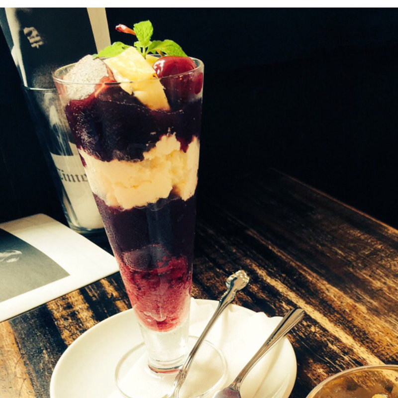 ワインレッドのパフェ(Cafe ミルクホール)