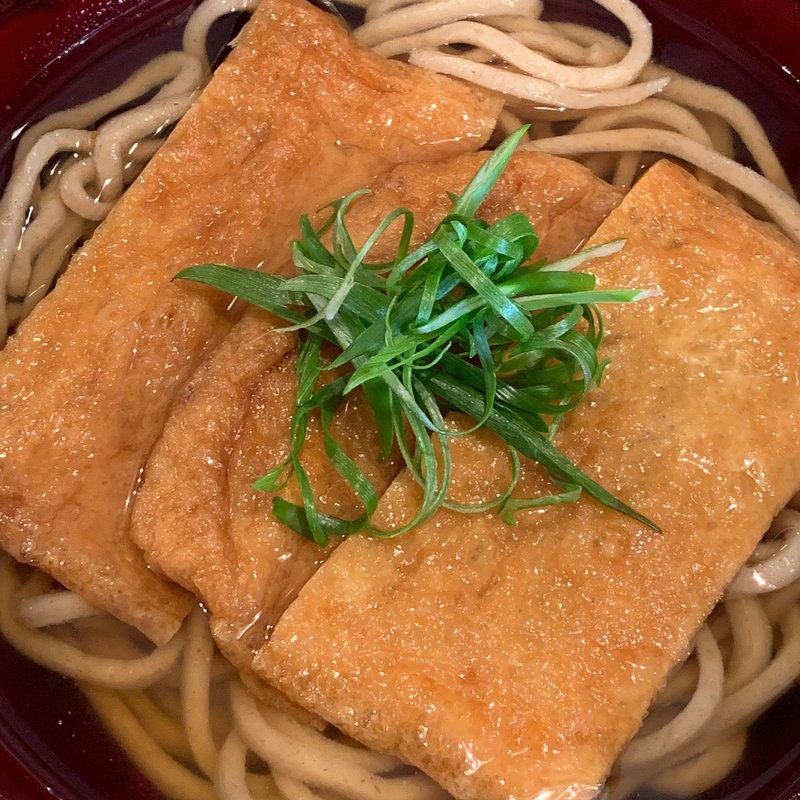 きつねうどん(自家製粉石臼挽きうどん 青空blue)