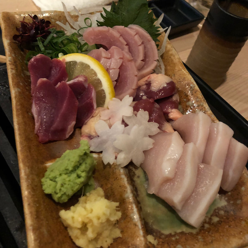 鳥刺盛り合わせ(鶏焼専門店マルエ 堂山店)