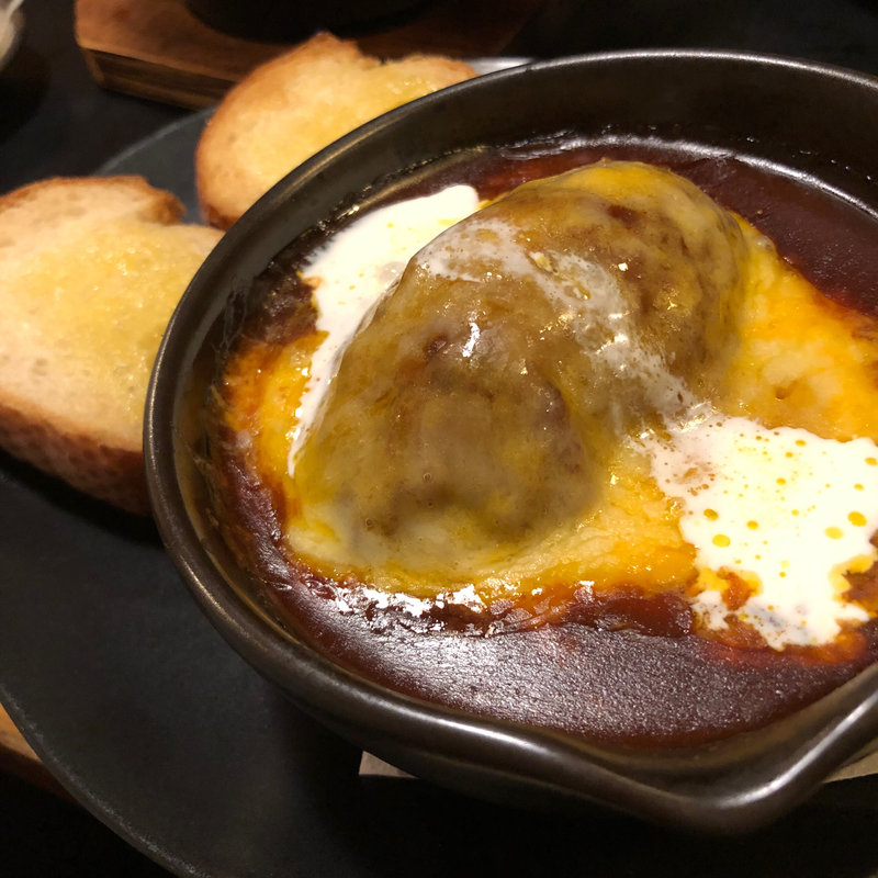 和牛煮込みハンバーグチーズ焼き(新橋 牛もつ DAI)