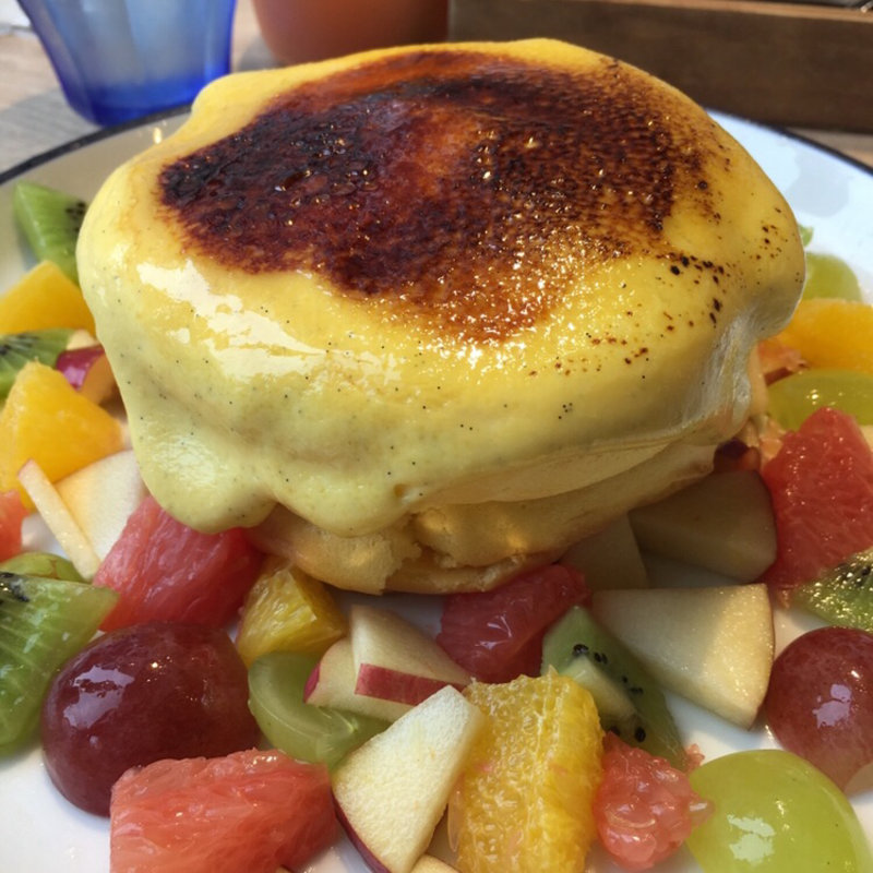 たっぷりフルーツのクリームブリュレ(3 STARS PANCAKE （スリースターズパンケーキ）)