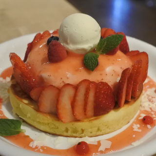 天使のクリームいちごのレアチーズパンケーキ(カフェ アクイーユ 恵比寿)