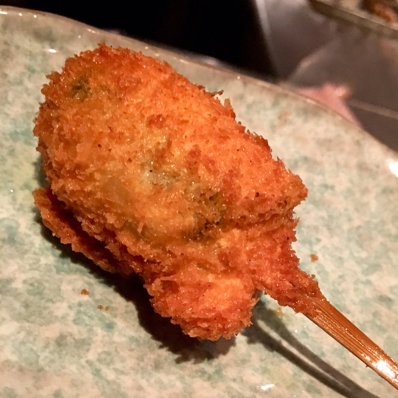 葉わさびの醤油漬けとクリームチーズ（串揚げ）(串揚げ ふくみみ)