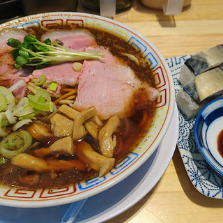 鯖醤油ラーメン 鯖寿司(サバ6製麺所)