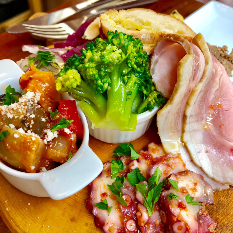 前菜盛り合わせレギュラー8品(クッチーナリベロ)