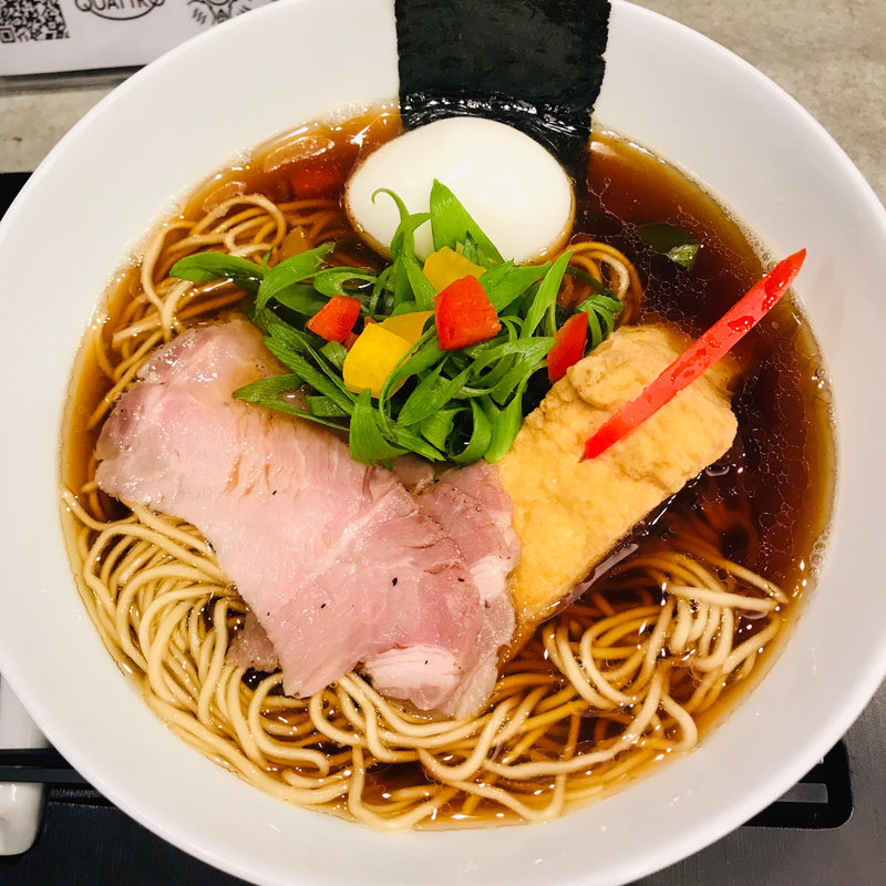 山 熟成醤油鶏そば + 味玉(ソバダイニング クワトロ)