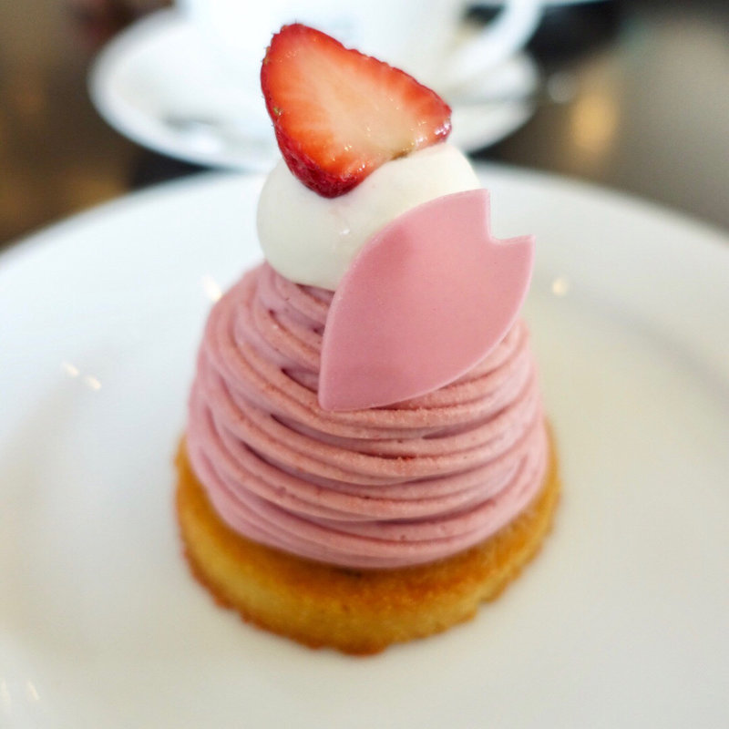 春の苺と桜のモンブラン(小樽洋菓子舗ルタオ 本店 （LeTAO）)