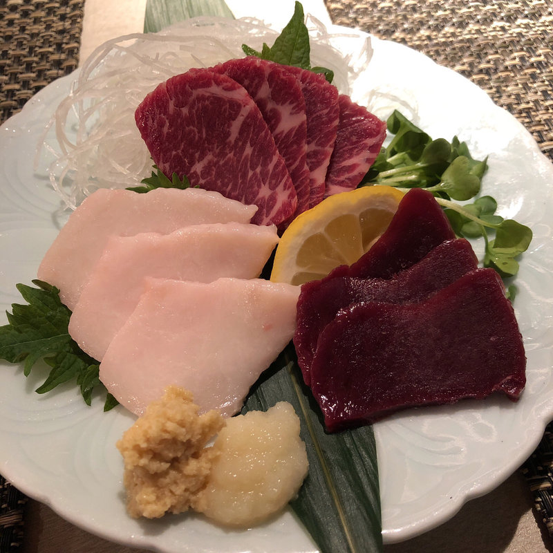 馬刺し三点盛り(ひとよし)