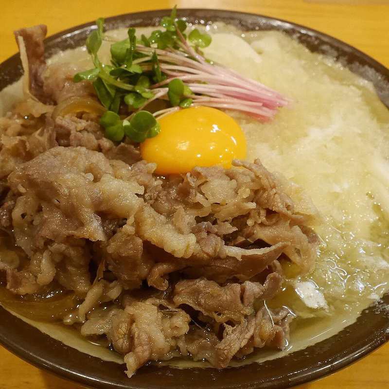 肉霙月見うどん(上を向いて)