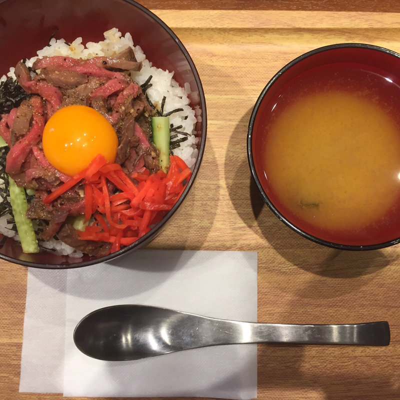 ローストビーフユッケ丼(串もん 末吉や)