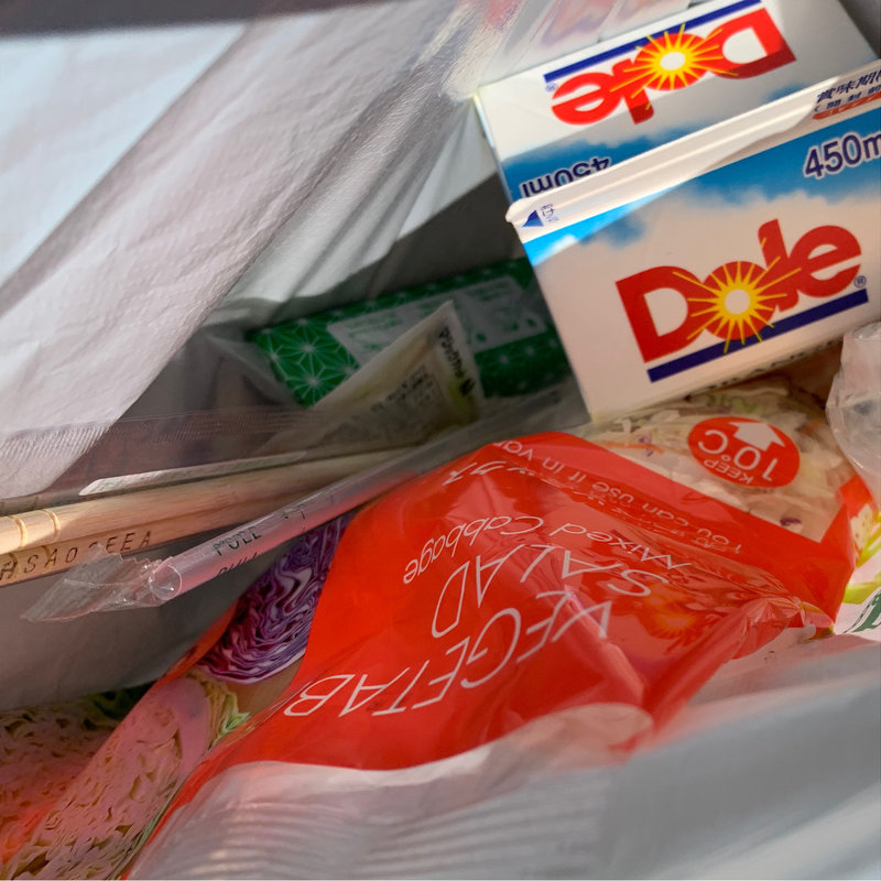 おにぎり、サラダ、オレンジジュース(こんびに)