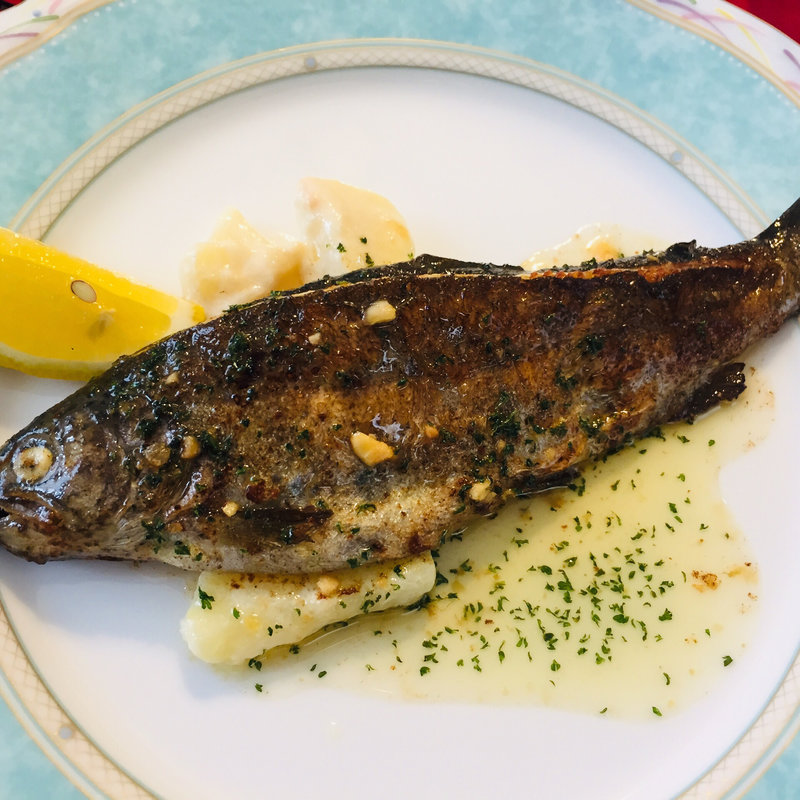 天然虹鱒のポワレw/焦がしバターレモンソース(Kitchenピエロ)