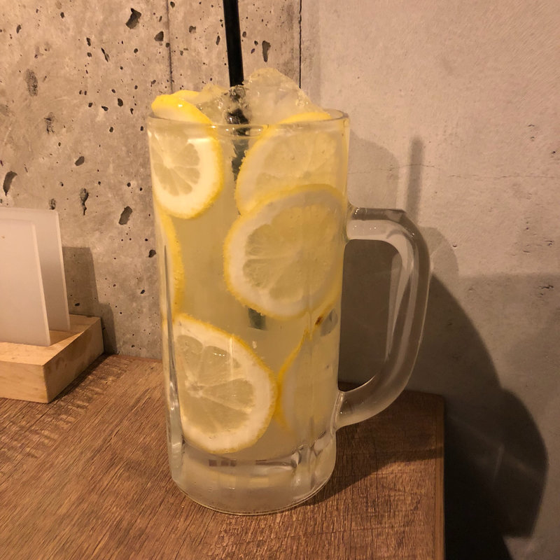 生搾りレモンサワー(魚とワイン はなたれ onikai)