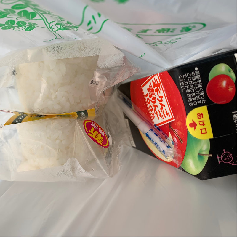 おにぎり、りんごジュース(ファミリーマート)