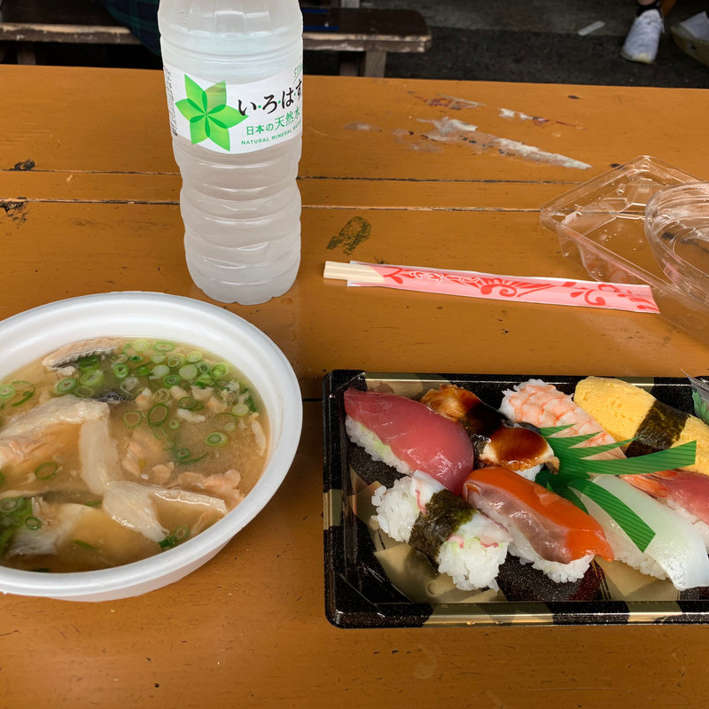 魚のあら ➕  寿司(糸満漁業協同組合 お魚センター )