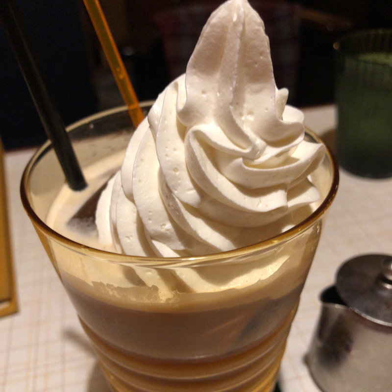 カフェラテにトッピングでホイップ(ミカンバコ )