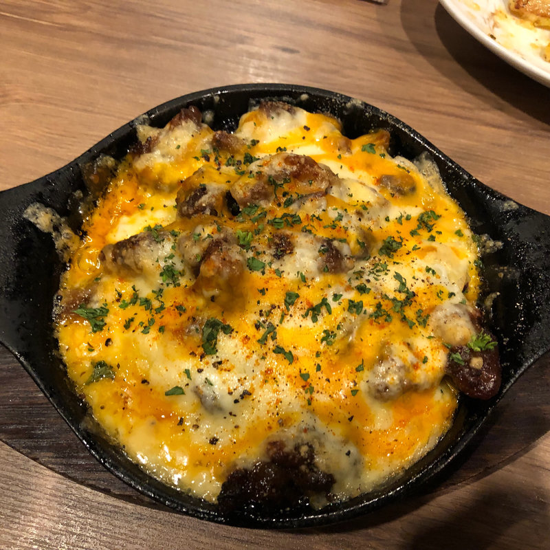 牛スジとポテトのチーズオーブン焼き(Charcoal Grill BASIL)