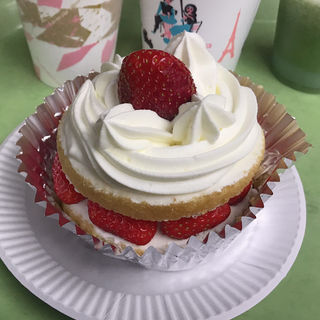 いちごサンドショート(近江屋洋菓子店 神田店 （オウミヤヨウガシテン）)