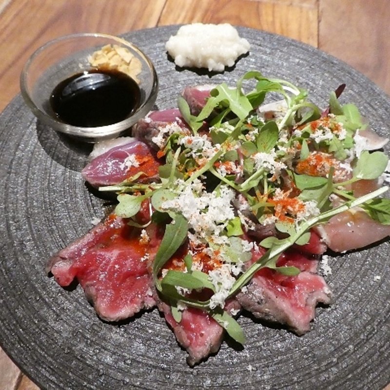 肉の"炭火焼"タタキ盛り(炭火とワイン 天王寺店)