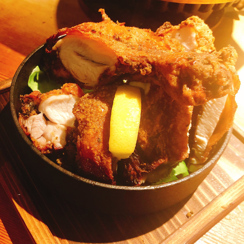 骨付きもも肉のがぶり揚げ(水炊き しみず)