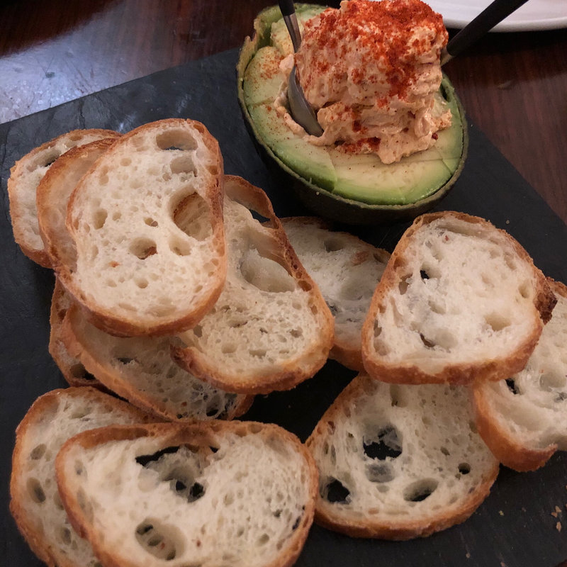 アボカドのカニクリームとバゲット(dish)