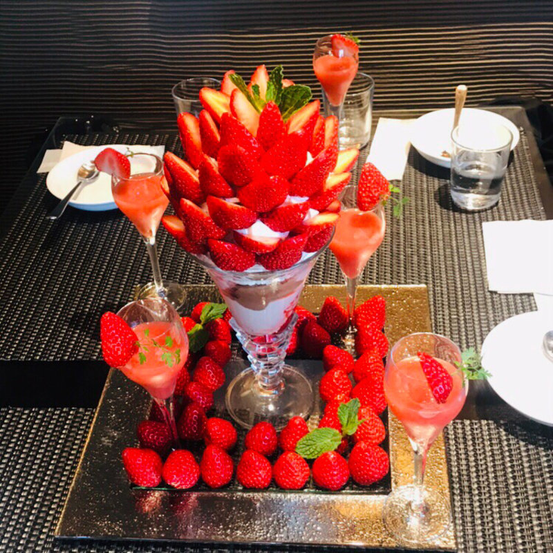 メガ盛りパフェ(THE LIVING)