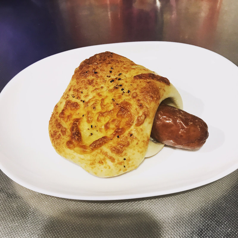 3種チーズのあらびきフランク(VIE DE FRANCE 綾瀬店)