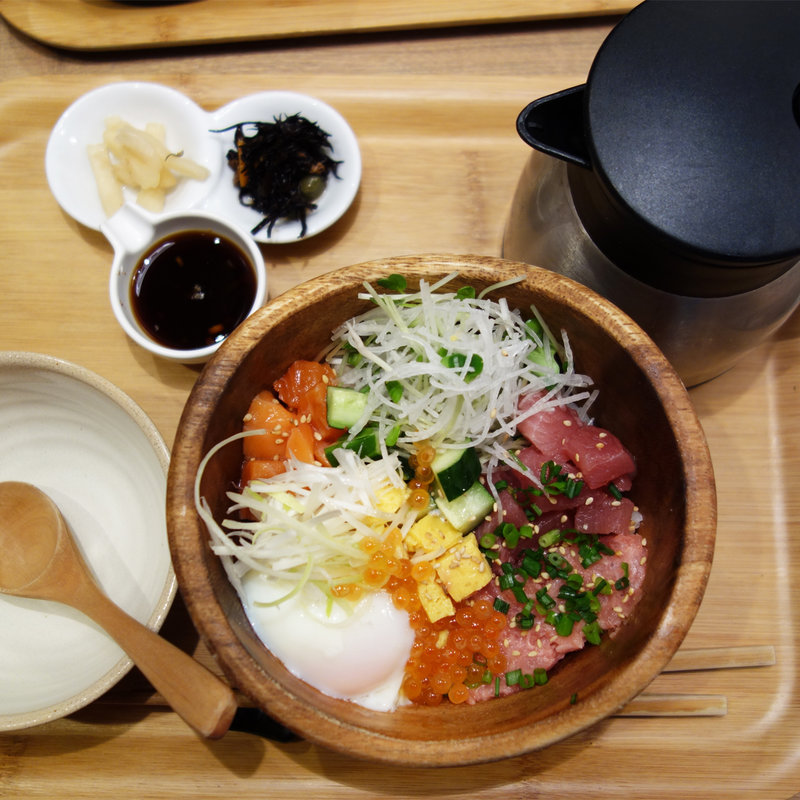 人気三種の欲張りごはん(ネギトロ・まぐろ・サーモン)(こめらく 贅沢な、お茶漬け日和。博多デイトス店)