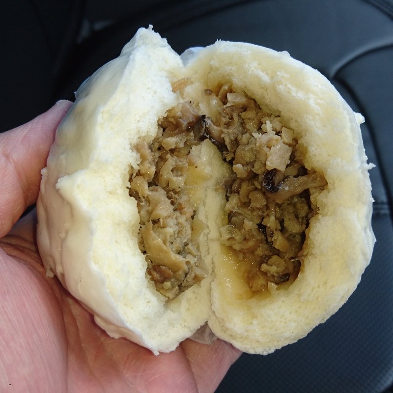 自家製こだわりの肉まん(道の駅賤母 おやき売り場 （ミチノエキシズモオヤキウリバ）)