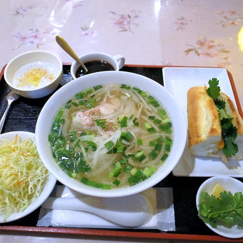 A：鶏肉のフォーとバインミー(ベトナムレストラン ノンラー)