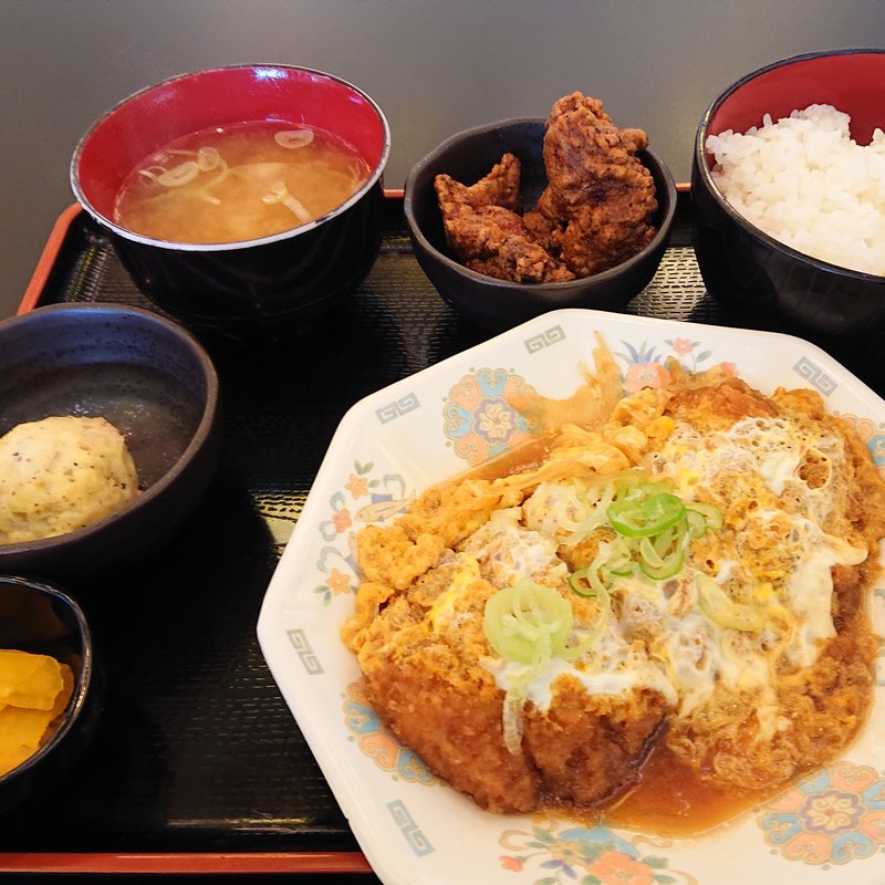 蕎麦屋のカツ煮定食(大衆昭和居酒屋 川崎の夕焼け一番星 川崎酒場)