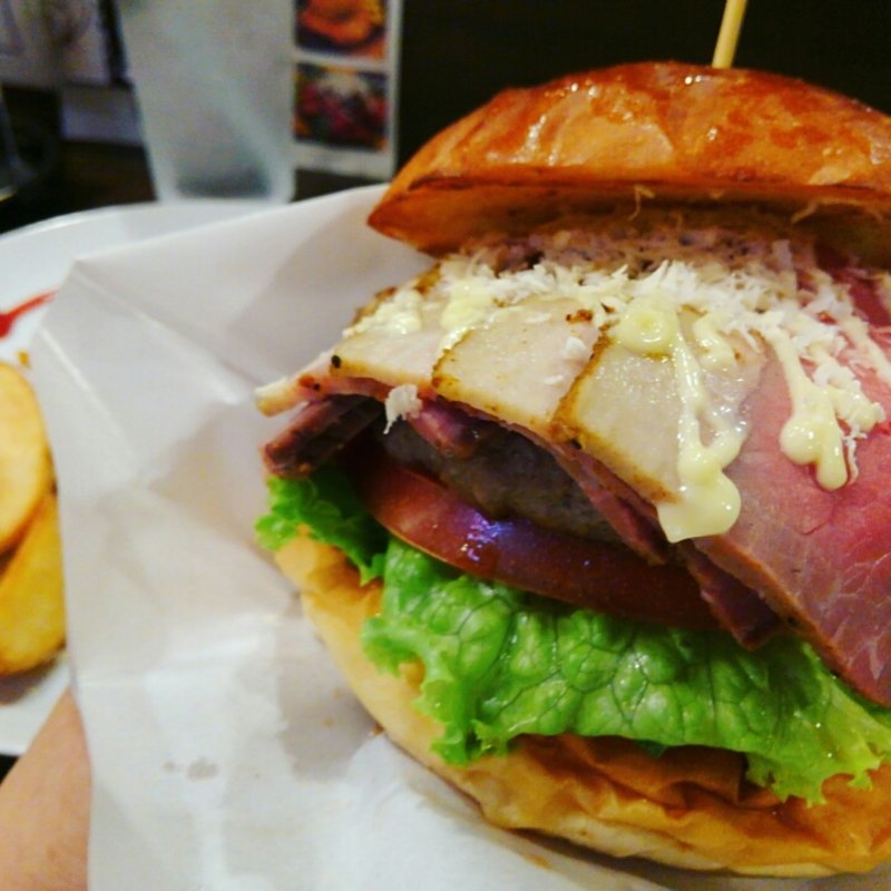 4時間燻製のしっとりパストラミバーガー(Kokopelli)