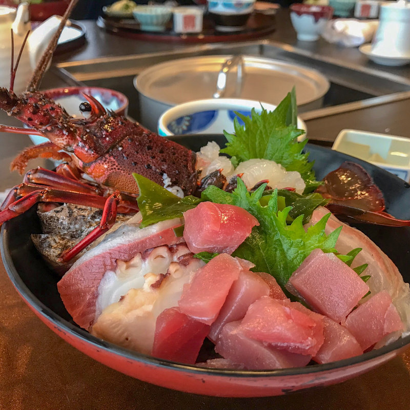 伊勢海老海鮮丼（9月中旬～5月上旬の昼数量限定）(伊勢海老　海鮮蒸し料理　華月 （カゲツ）)