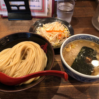 背脂つけ麺とクーポン野菜盛り(三田製麺所 梅田店 )