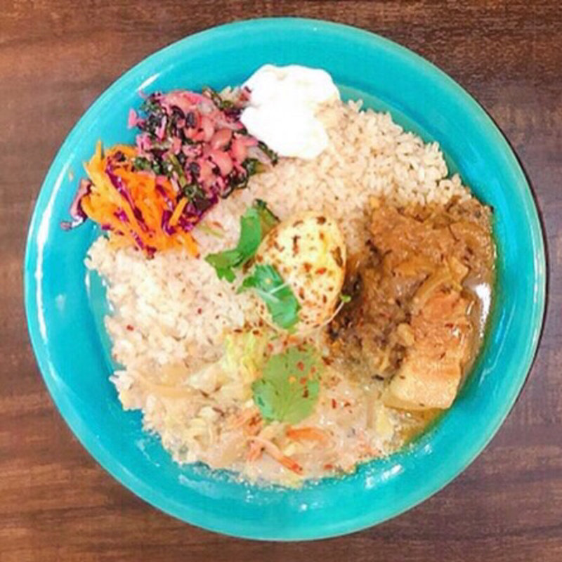 あいがけ （カブとポークのカレー&春キャベツと桜えびのカレー） たまごのアチャールを追加(キッチンアンドカリー)