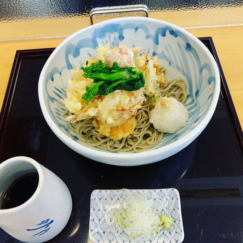 小海老と旬彩のかき揚げぶっかけ冷し蕎麦(千駄木松風)