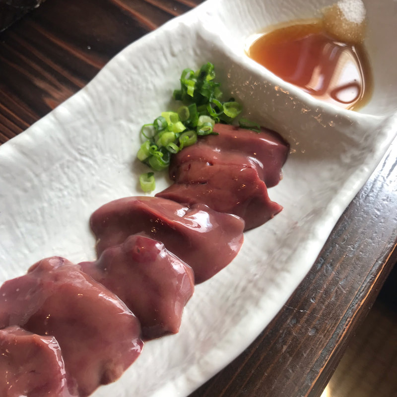 レバ刺し(炭焼地鶏 山蔵)