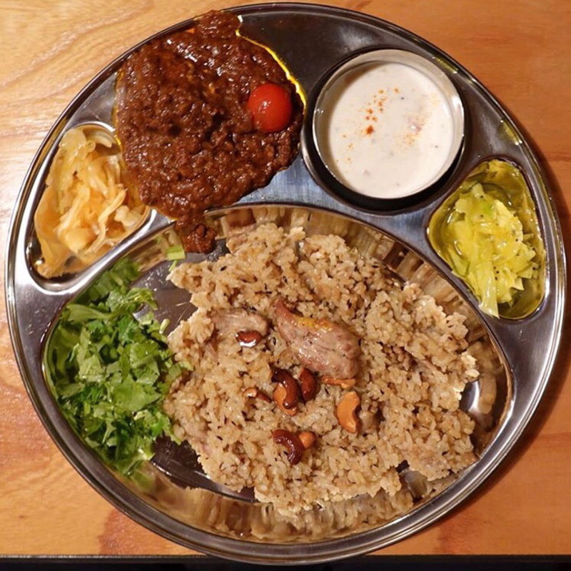 ターリーセット せせりのプラオ＋純インド式チキンカレー＋ライタ＋キャベツのアチャール＋玉ねぎアチャール(ダメヤ 薬院店)