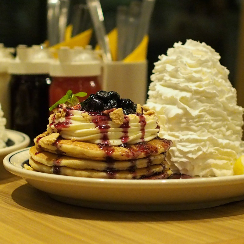 ブルーベリーレアチーズパンケーキ(期間限定)(Eggs ’n Things 梅田茶屋町店)
