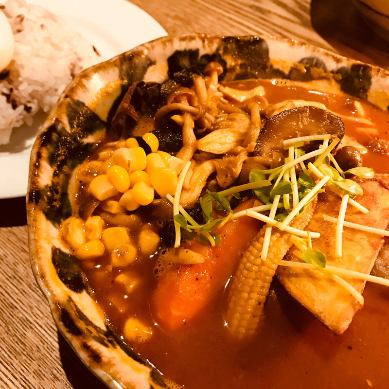 皮がパリッとしたチキンのカレー(スープカレー ポニピリカ 下北沢店)