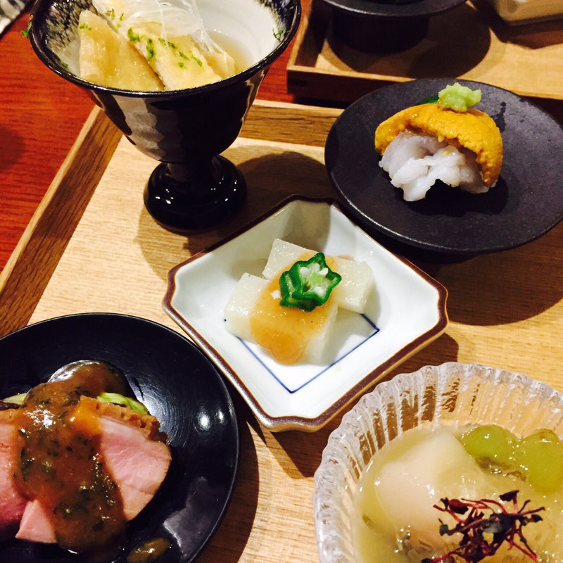 おまかせコースの一例（刺身、桜えびのがんもどき、豚肉のリエット、蔓紫焼き椎茸のおひたし、サクラマス酢じめ、空豆の豆腐・チーズソース、わけぎと蕪、ホタルイカの酢味噌和え）(日本酒 食楽 太太太)