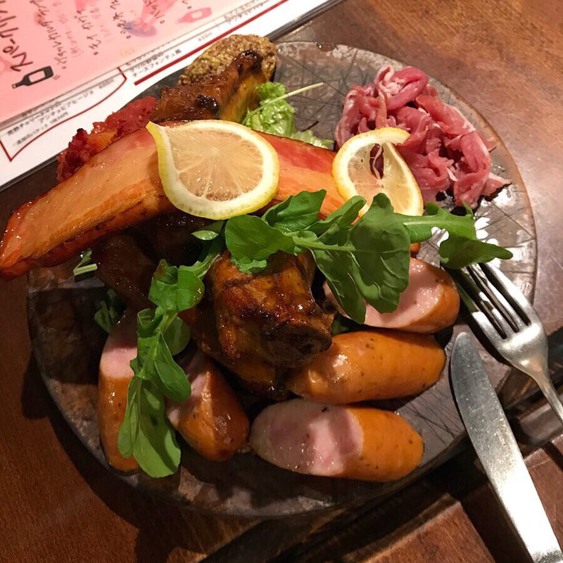 豚バル肉盛りプレート(南部鉄酒場 豚バルBYO 神田店 （ビーワイオー　【旧店名：南部鉄酒場 豚バル380】）)